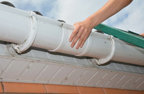 Gutter Reattachment in Valencia