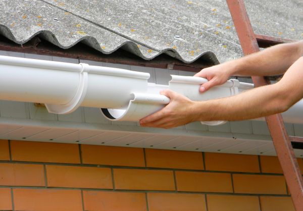 Cost of Gutter Hanging in Valencia